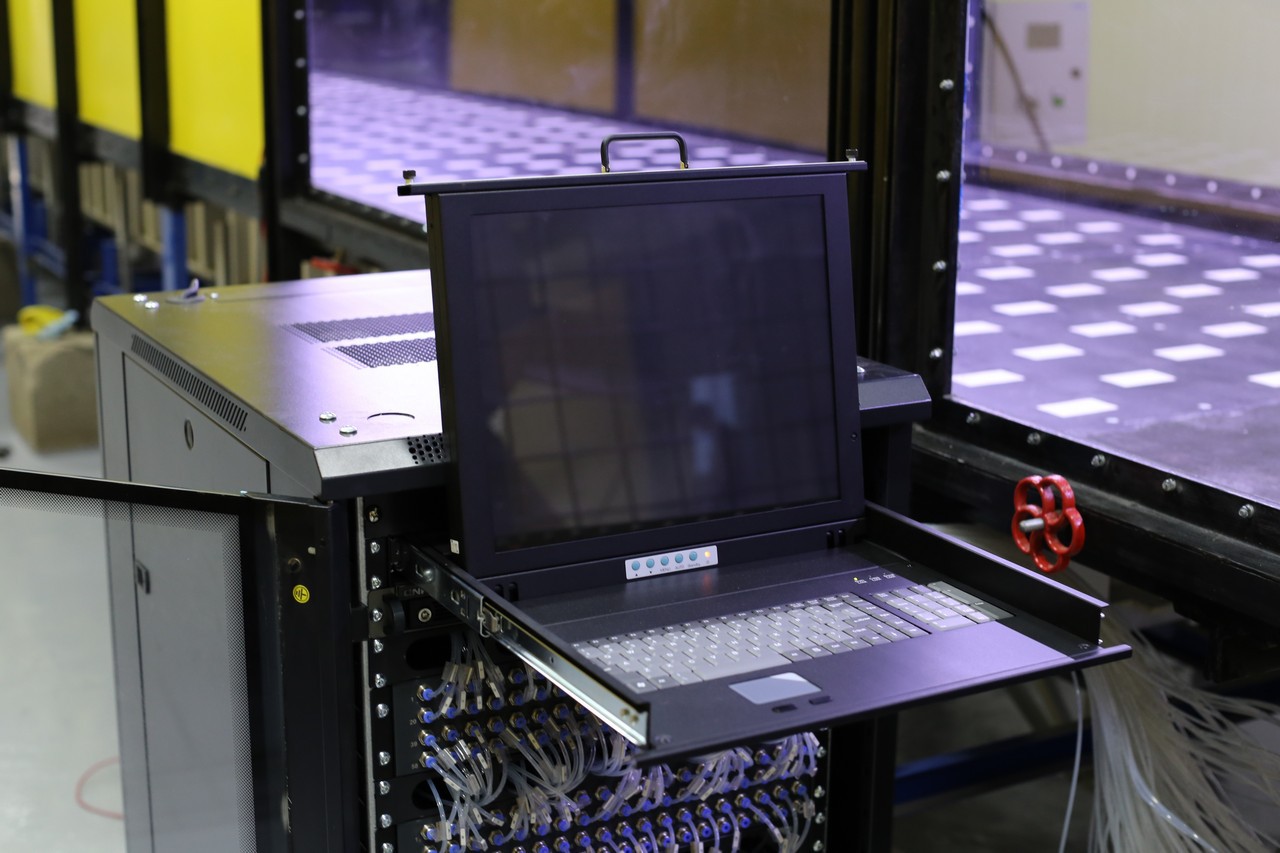 Camera de comanda cu monitor si rack de control